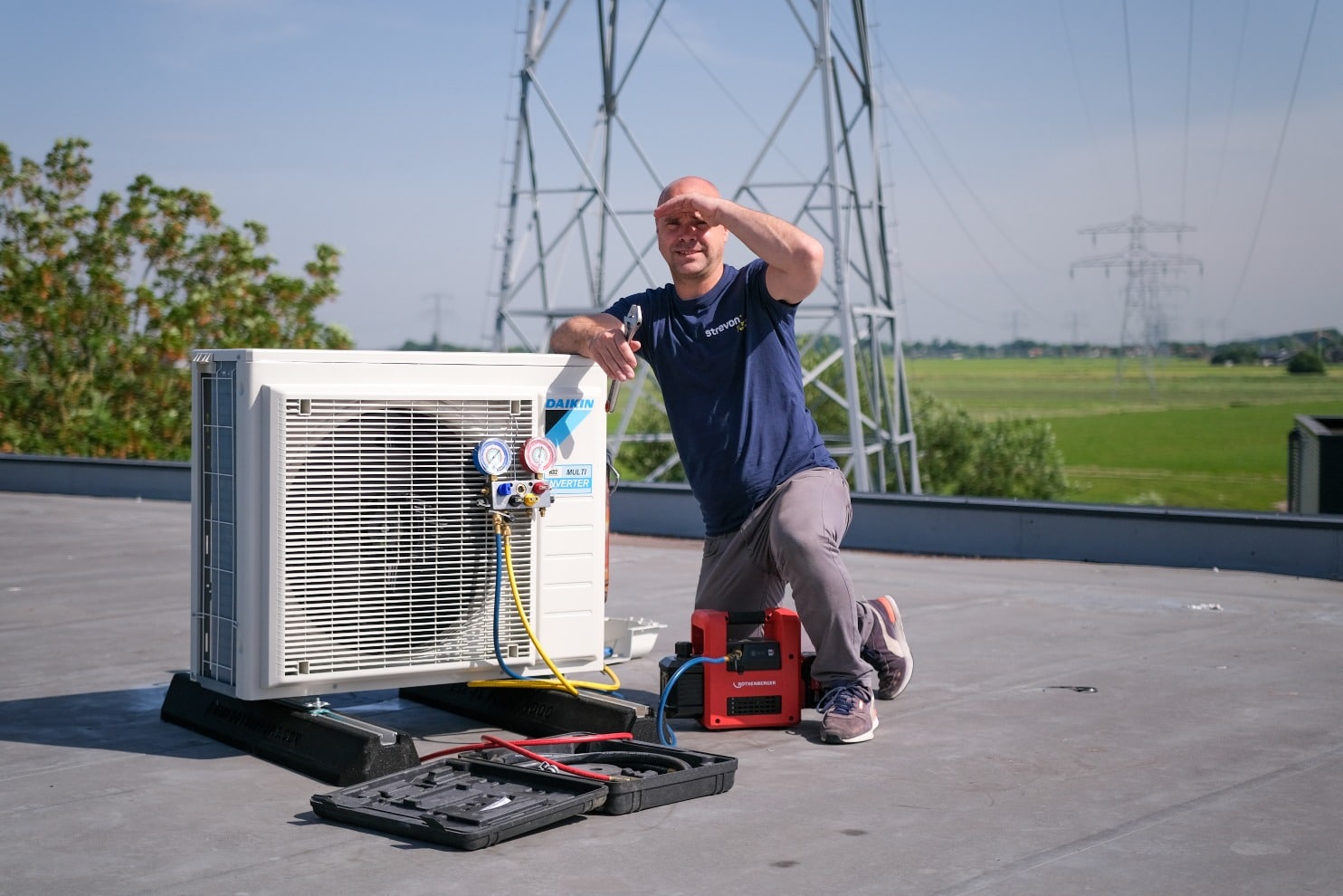 Opleiding loodgieter: loodgieter werkt aan airco