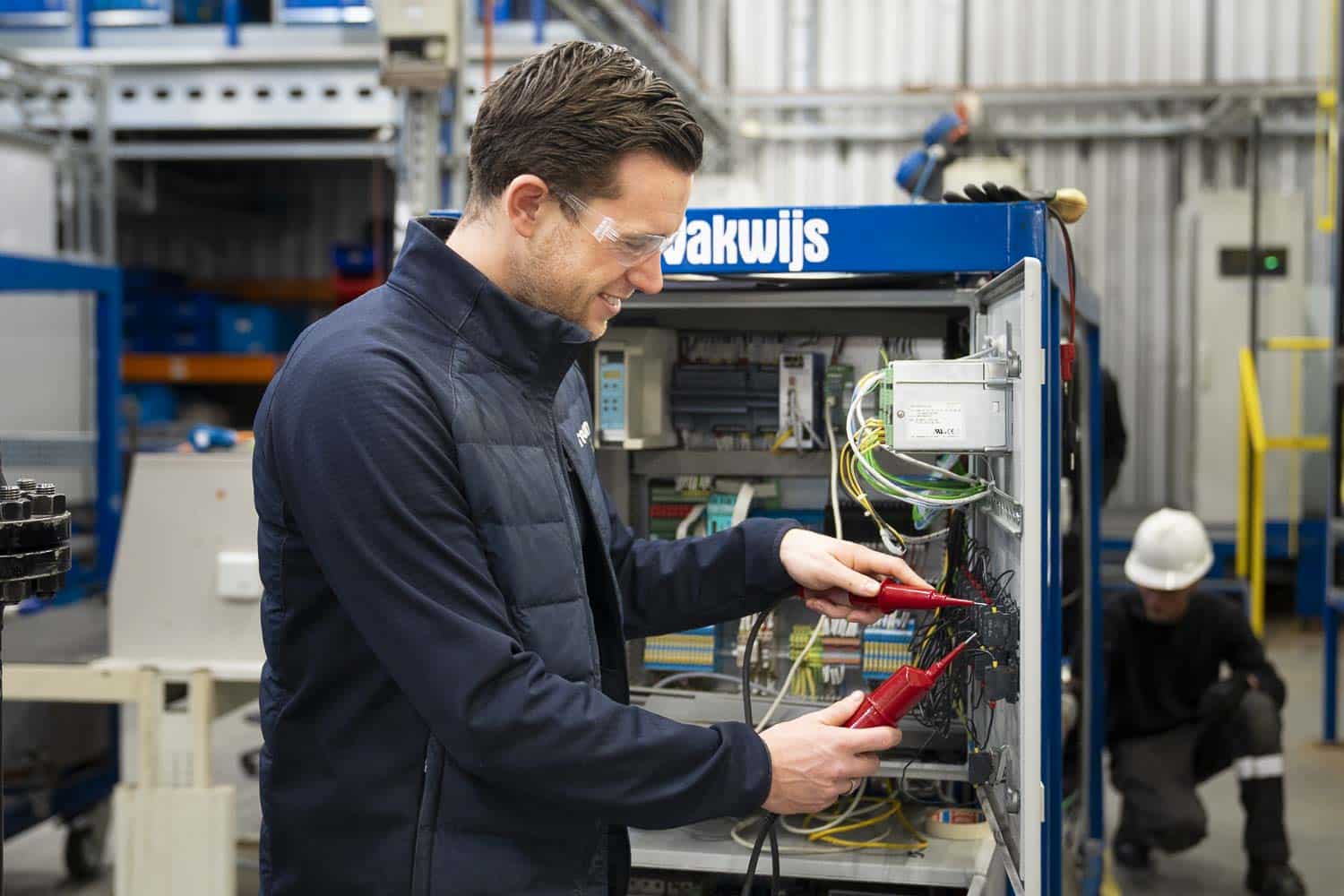 Opleiding elektrotechniek: elektricien kijkt naar rechts