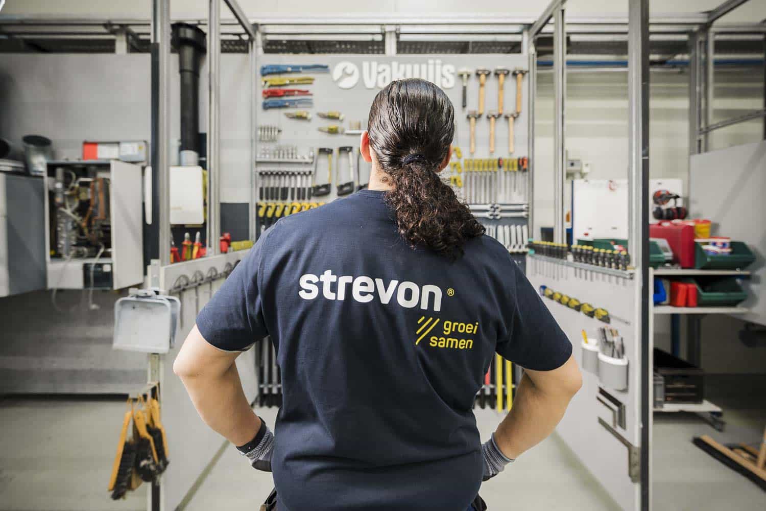 opleiding installateur: monteur met gereedschap