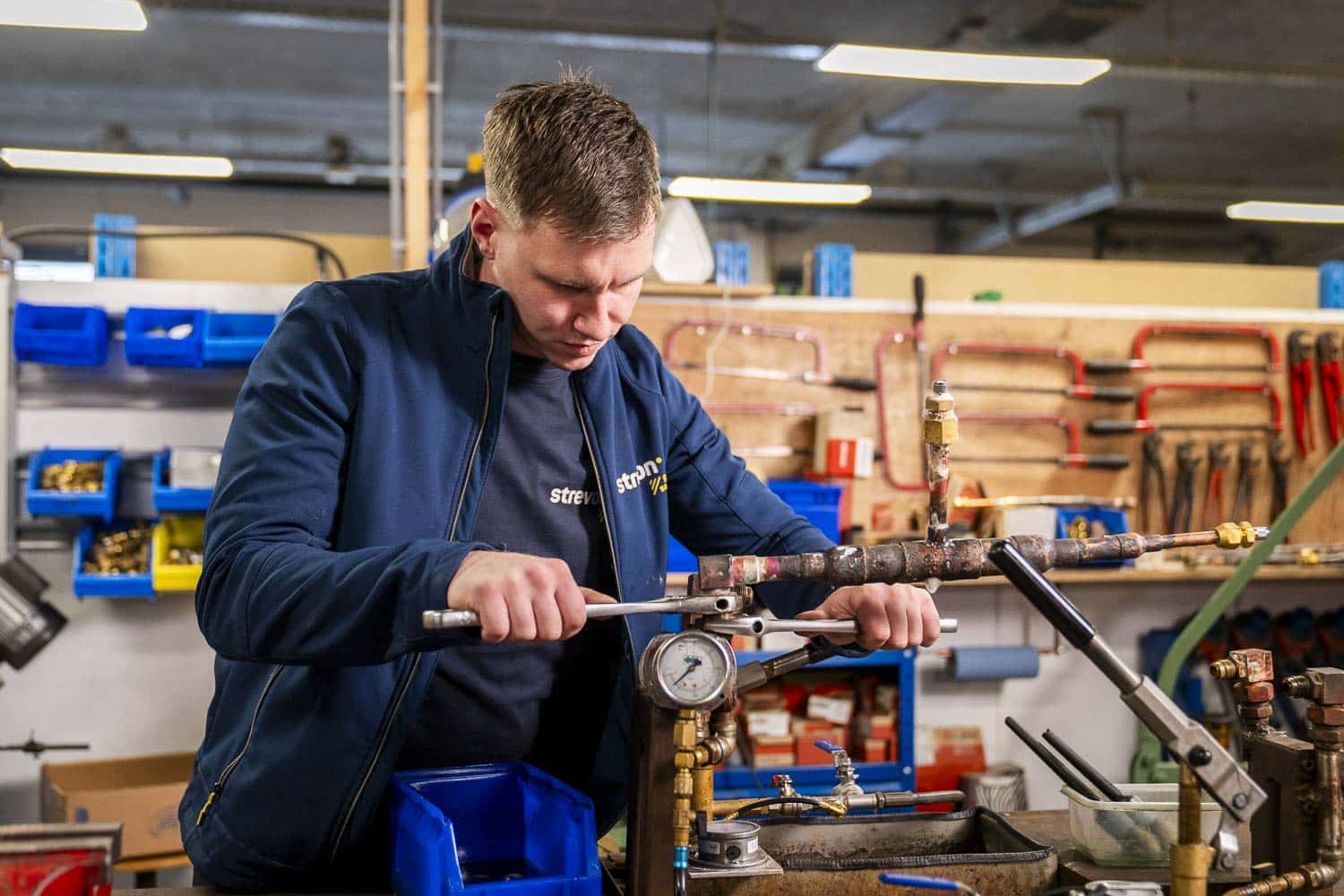 Opleiding installatietechniek: installateur kijkt naar beneden