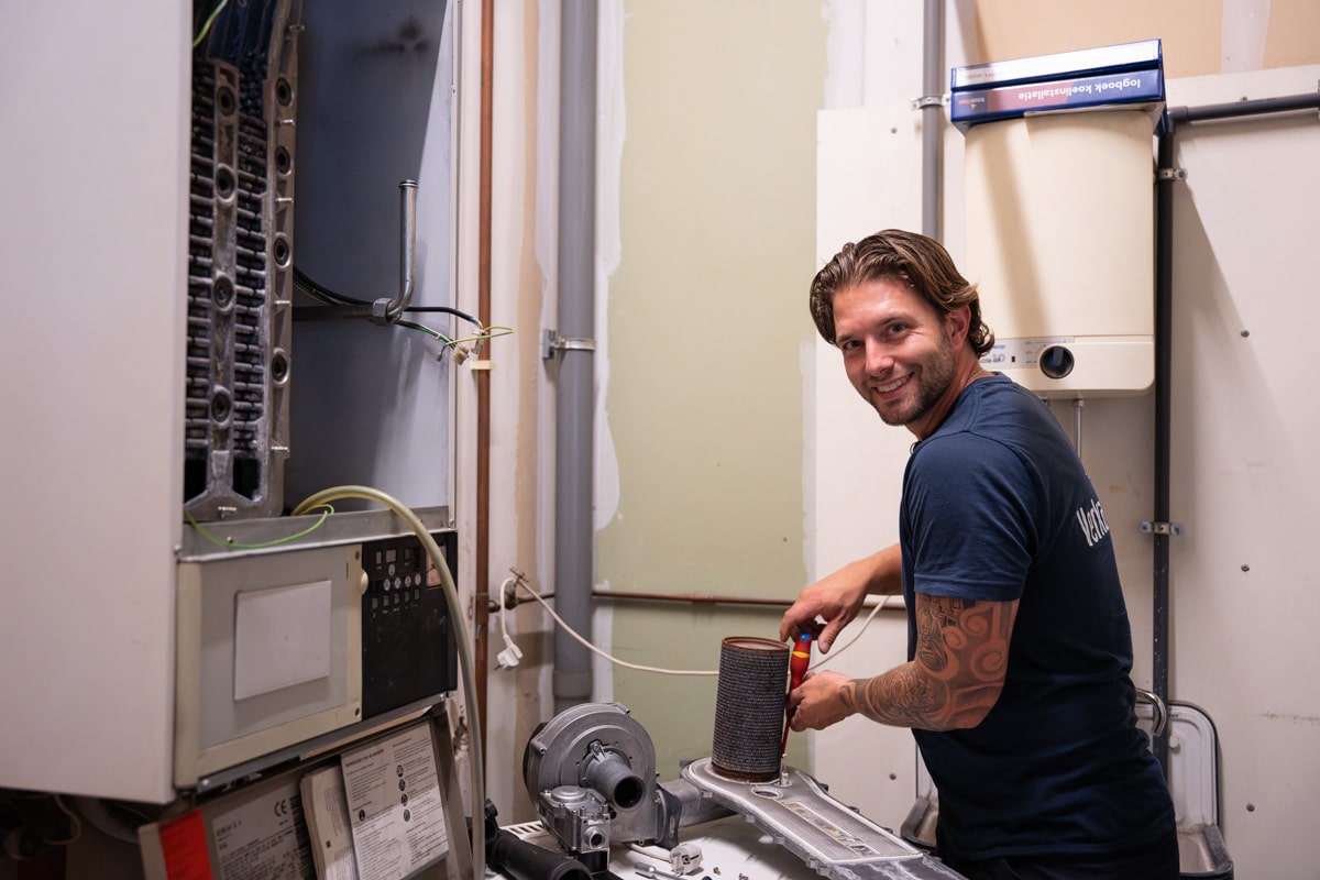 Opleiding loodgieter: loodgieter werkt aan cv ketel